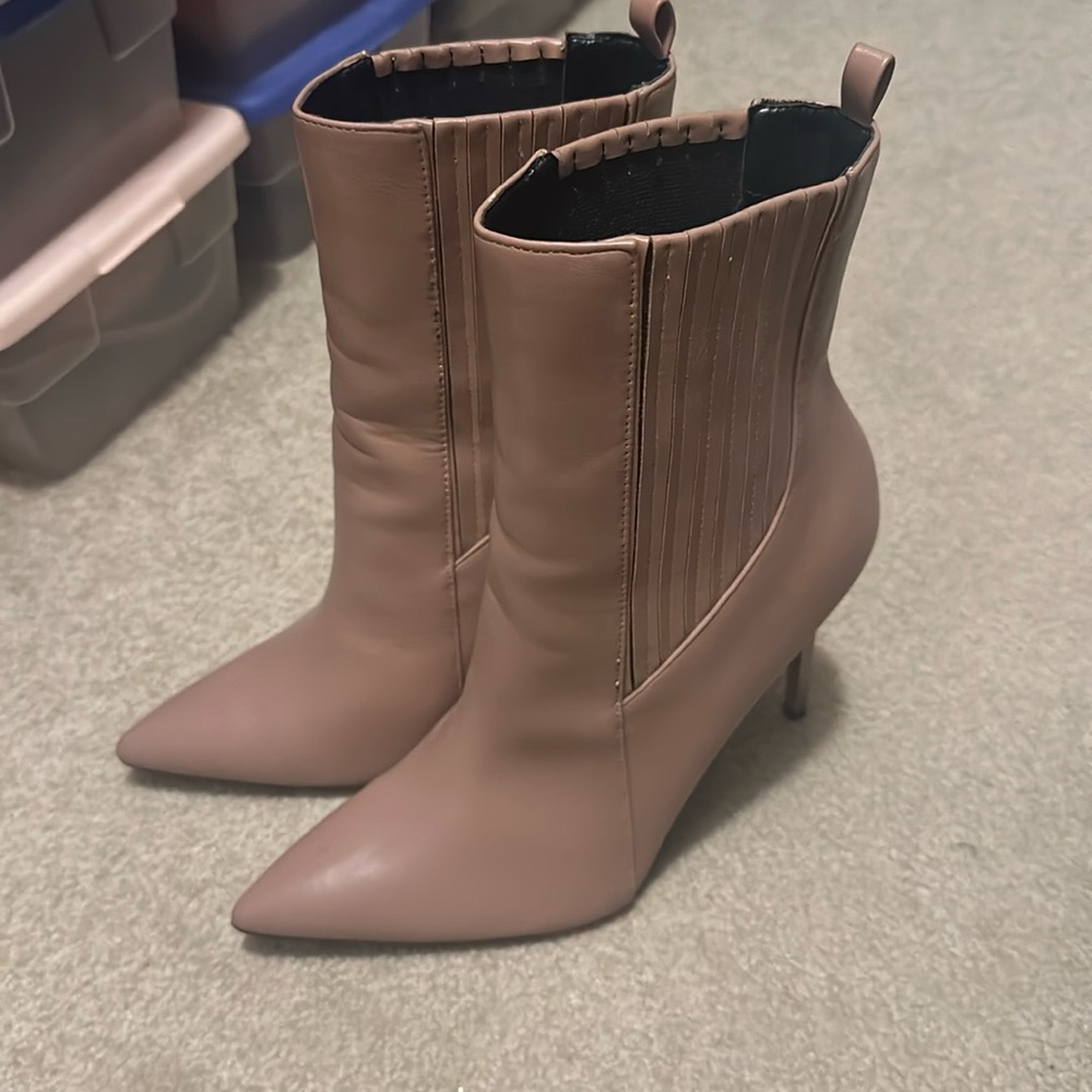 Pointed bootie